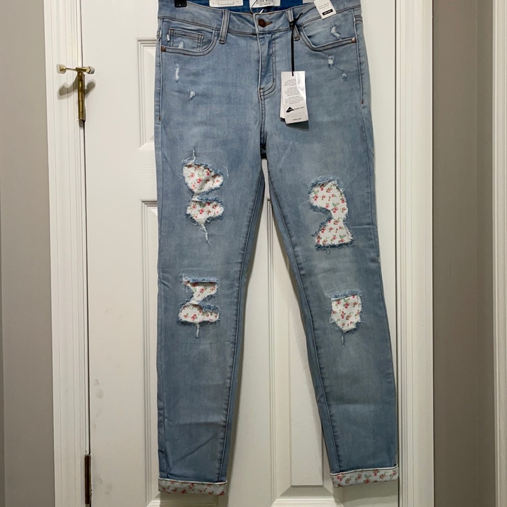 Judy Blue Cuffed Skinny w/ Flower Patches NWT 7/28